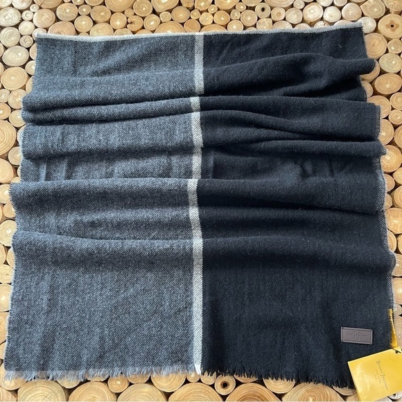 Hickey Freeman Black/Gray Center Stripe Double-Face 100% Cashmere Scarf $125 NWT - Picture 5 of 9
